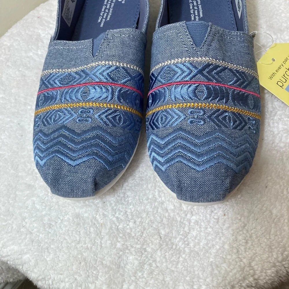 Tom’s Y6 Youth classic blue global embroidery/Chambray brand new W/tags no box